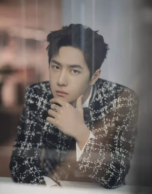 王一博登COSMO封面,五大金九封唯一男星面孔,穿女裝也很MAN_外套_時尚_金九封