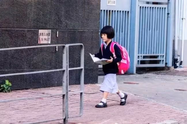 7歲貧女「以字換麵5年」不忘麵攤老闆恩情!25年後相逢「把老翁當爹疼」淚崩:換我護您餘生。