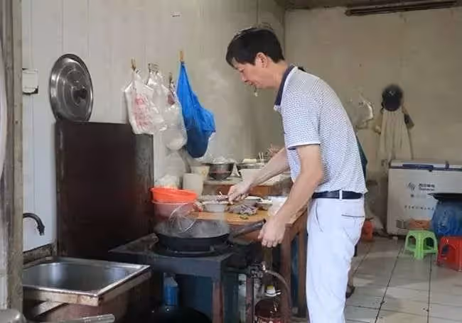 7歲貧女「以字換麵5年」不忘麵攤老闆恩情!25年後相逢「把老翁當爹疼」淚崩:換我護您餘生。