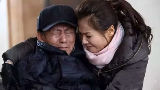7歲貧女「以字換麵5年」不忘麵攤老闆恩情!25年後相逢「把老翁當爹疼」淚崩:換我護您餘生。