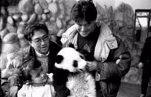 他是國家一級導演，4個孩子3個是「智障」，葬禮上劉曉慶送去現金