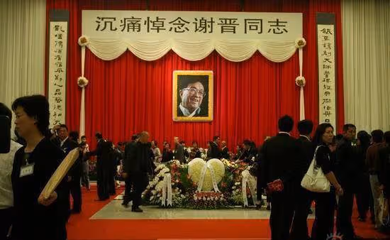 他是國家一級導演，4個孩子3個是「智障」，葬禮上劉曉慶送去現金