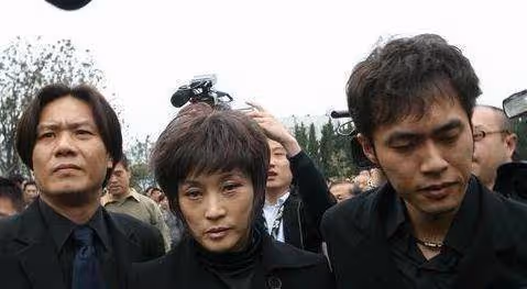 他是國家一級導演，4個孩子3個是「智障」，葬禮上劉曉慶送去現金