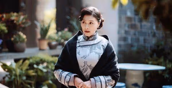她是國家一級演員，患癌後遭丈夫拋棄，女兒跑龍套和媽媽相依為命