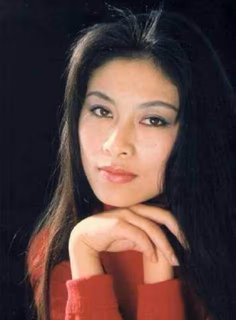她是國家一級演員，患癌後遭丈夫拋棄，女兒跑龍套和媽媽相依為命