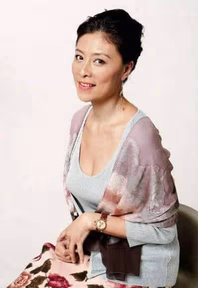 她是國家一級演員，患癌後遭丈夫拋棄，女兒跑龍套和媽媽相依為命