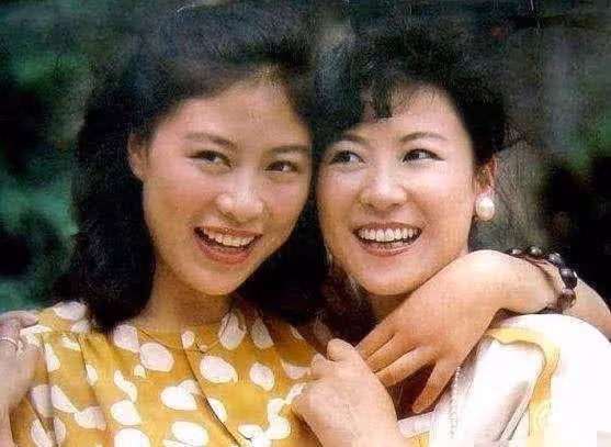 她是國家一級演員，患癌後遭丈夫拋棄，女兒跑龍套和媽媽相依為命