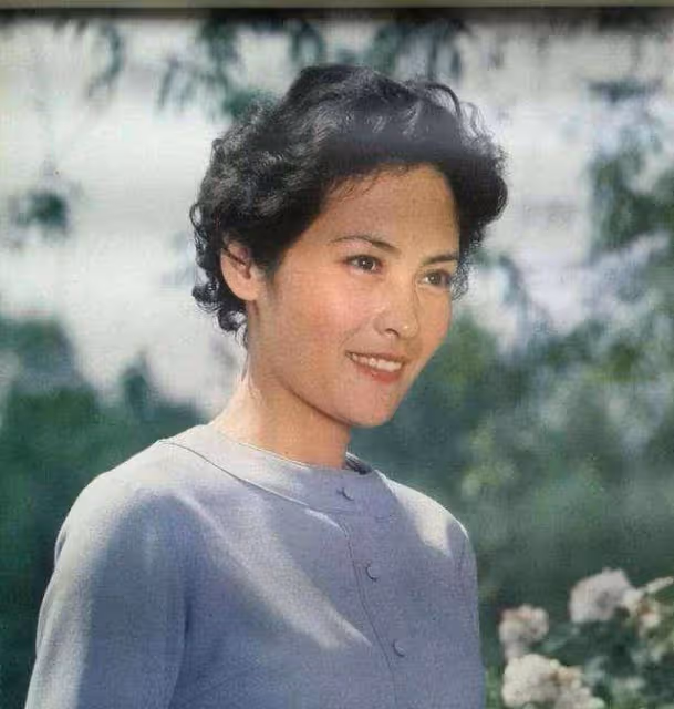 她是國家一級演員，患癌後遭丈夫拋棄，女兒跑龍套和媽媽相依為命