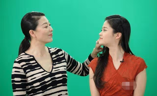 她是國家一級演員，患癌後遭丈夫拋棄，女兒跑龍套和媽媽相依為命