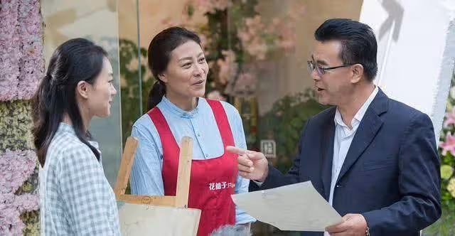 她是國家一級演員，患癌後遭丈夫拋棄，女兒跑龍套和媽媽相依為命