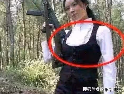 「笑到牙掉」的穿幫鏡頭，拿香菸當子彈我忍了，西遊記里的電線桿
