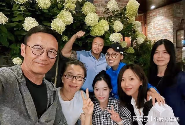 60歲戚美珍定居加拿大好瀟灑!攜老公與徐靜蕾聚會,顏值仍顯凍齡