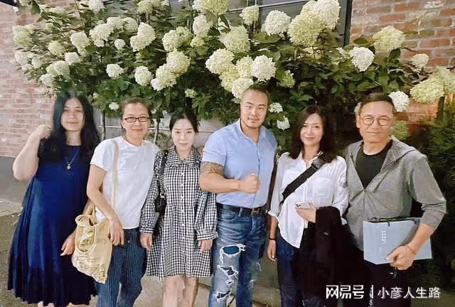 60歲戚美珍定居加拿大好瀟灑！攜老公與徐靜蕾聚會，顏值仍顯凍齡