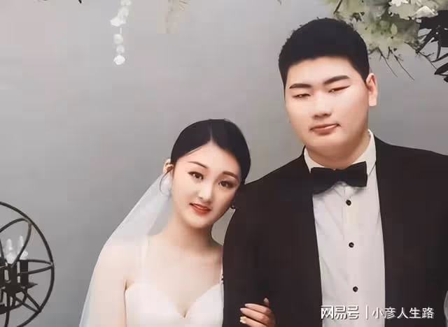 大衣哥準兒媳曬婚紗照,女方膚白貌美身材好,被誇比陳亞男強得多