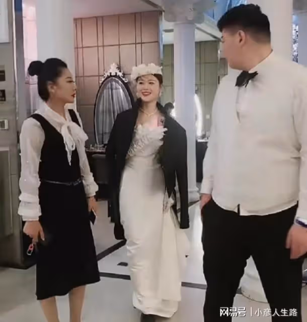 大衣哥準兒媳曬婚紗照,女方膚白貌美身材好,被誇比陳亞男強得多