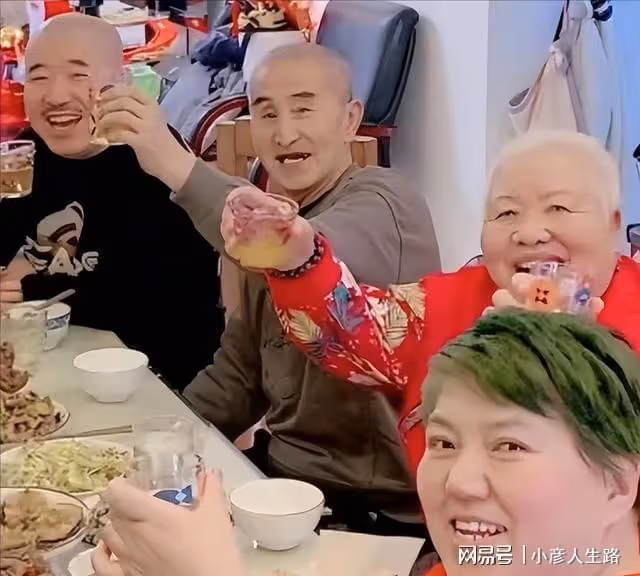 「劉能」王小利之母:生前呼吸困難插呼吸管,臥床流口水無法自理