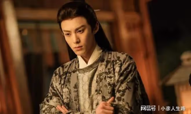 又一位一夜爆紅的男星?王鶴棣私生活被扒,與女友親密照也沒落下