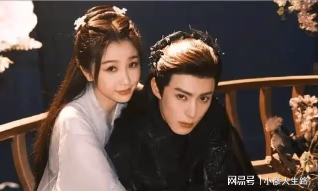 又一位一夜爆紅的男星?王鶴棣私生活被扒,與女友親密照也沒落下