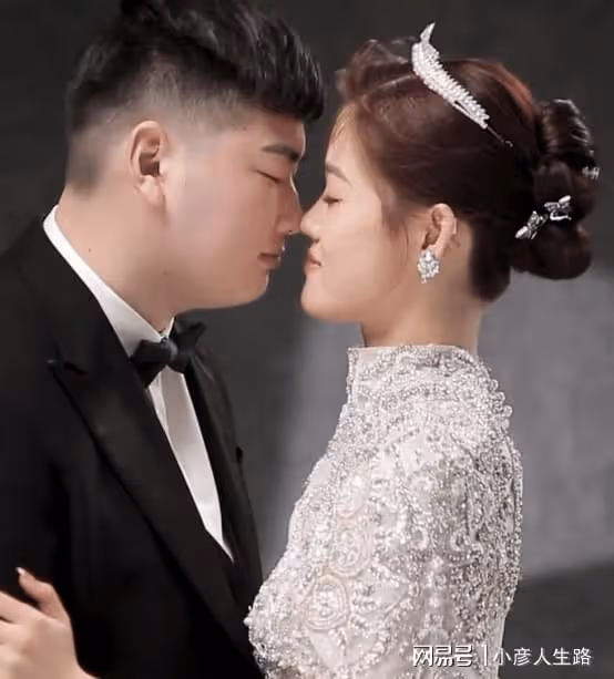 朱小偉第二次拍婚紗照,緊張手抖額頭冒汗,陳萌蝴蝶骨嬰兒肌太美