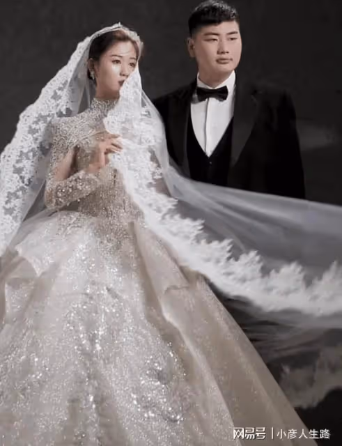朱小偉第二次拍婚紗照,緊張手抖額頭冒汗,陳萌蝴蝶骨嬰兒肌太美