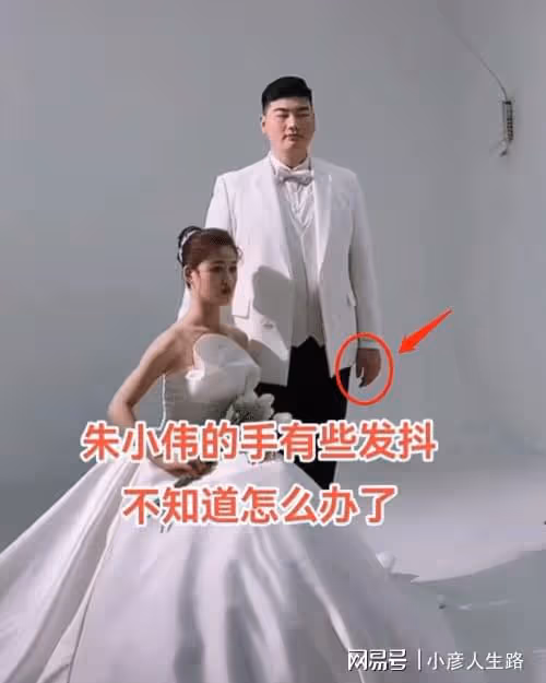 朱小偉第二次拍婚紗照,緊張手抖額頭冒汗,陳萌蝴蝶骨嬰兒肌太美