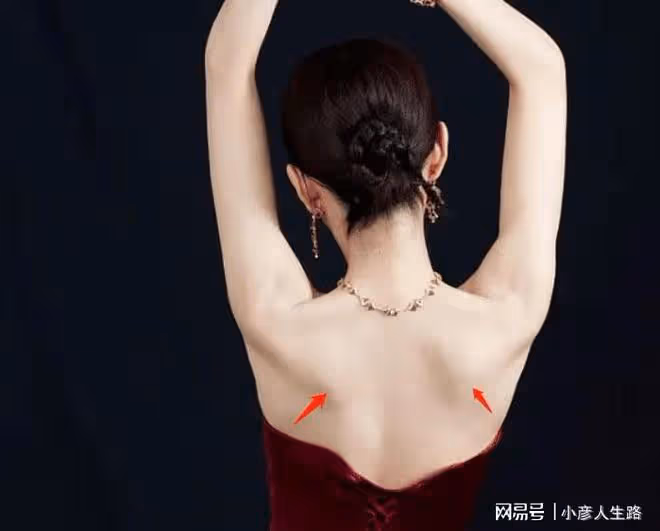 朱小偉第二次拍婚紗照,緊張手抖額頭冒汗,陳萌蝴蝶骨嬰兒肌太美