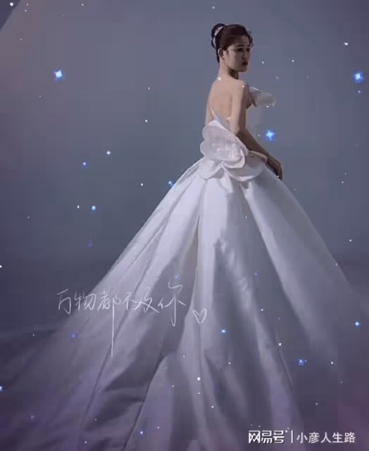 朱小偉第二次拍婚紗照,緊張手抖額頭冒汗,陳萌蝴蝶骨嬰兒肌太美