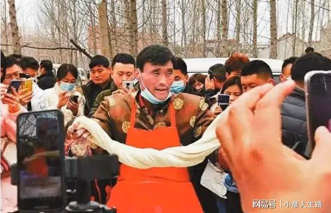 拉麵哥自嘆沒本事，妻子帶貨虧5W，透露直播被打壓，直言太丟人了
