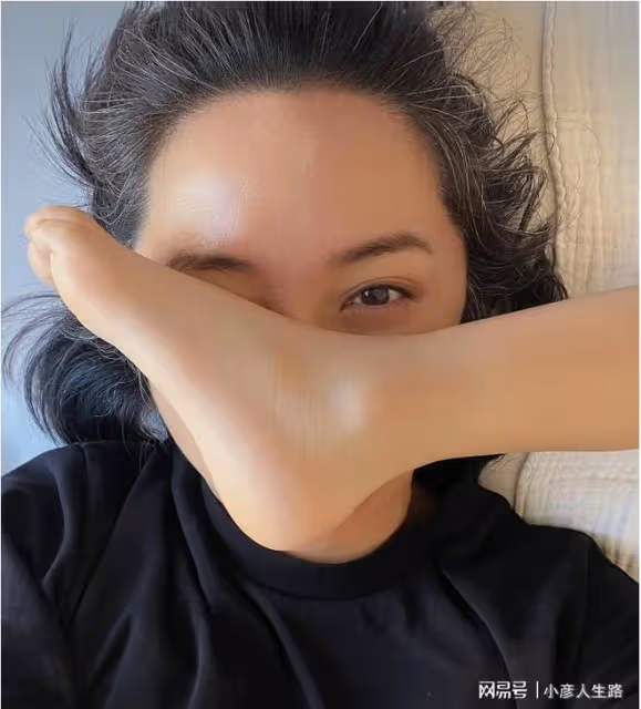 靳東老婆罕見露面!44歲已是一頭白髮,在家帶娃被兒子用腳蹬臉