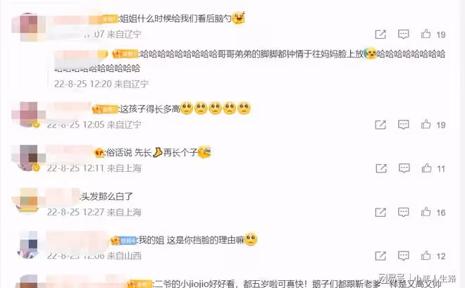 靳東老婆罕見露面!44歲已是一頭白髮,在家帶娃被兒子用腳蹬臉