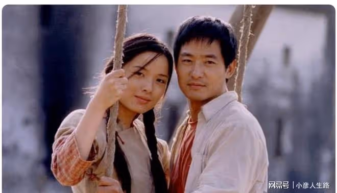 靳東老婆罕見露面!44歲已是一頭白髮,在家帶娃被兒子用腳蹬臉