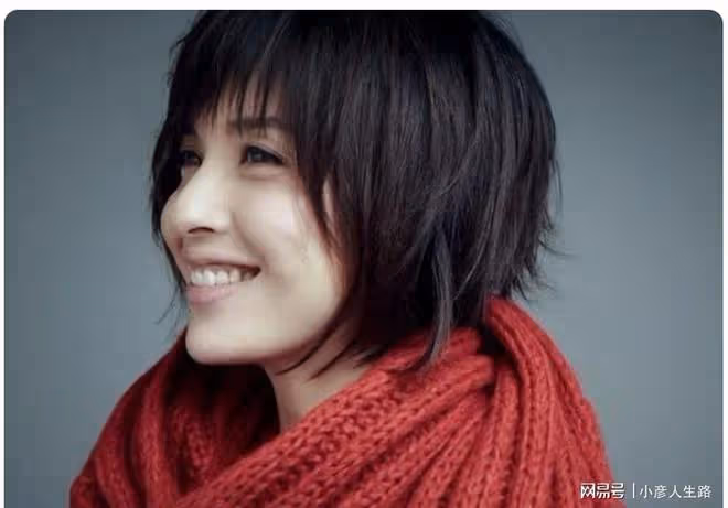 靳東老婆罕見露面!44歲已是一頭白髮,在家帶娃被兒子用腳蹬臉
