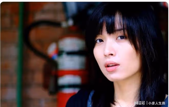 靳東老婆罕見露面!44歲已是一頭白髮,在家帶娃被兒子用腳蹬臉