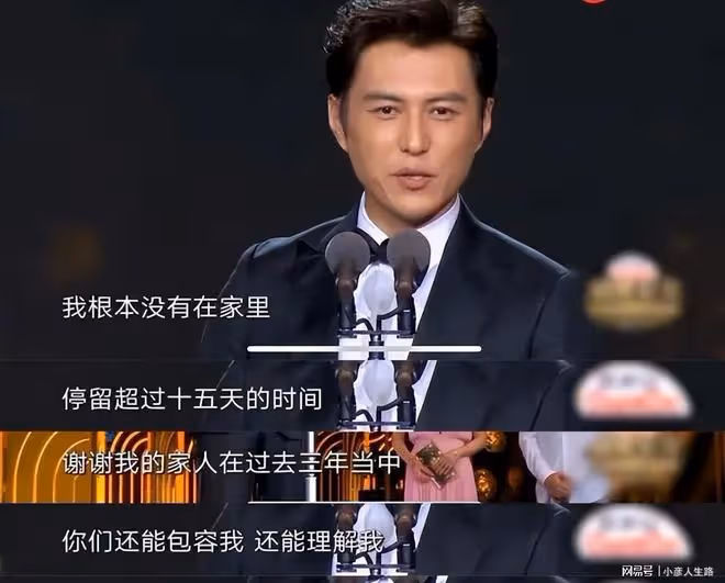 靳東老婆罕見露面!44歲已是一頭白髮,在家帶娃被兒子用腳蹬臉