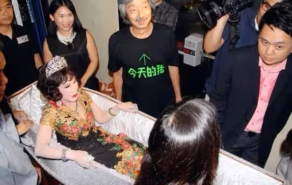被封傳奇女星！她19歲成小三「為豪門生6胎」　被拋棄後癡迷整容「全臉被毀」：花800萬為自己辦葬禮