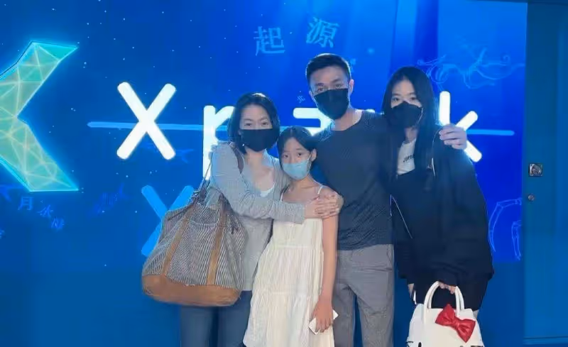 許雅鈞懶理與美女約會熱議，攜全家旅遊，二女兒身高快趕上爸爸