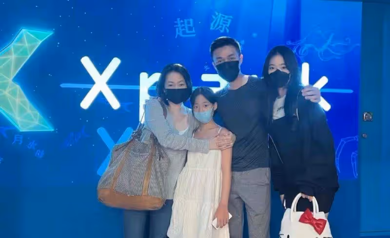 許雅鈞懶理與美女約會熱議，攜全家旅遊，二女兒身高快趕上爸爸