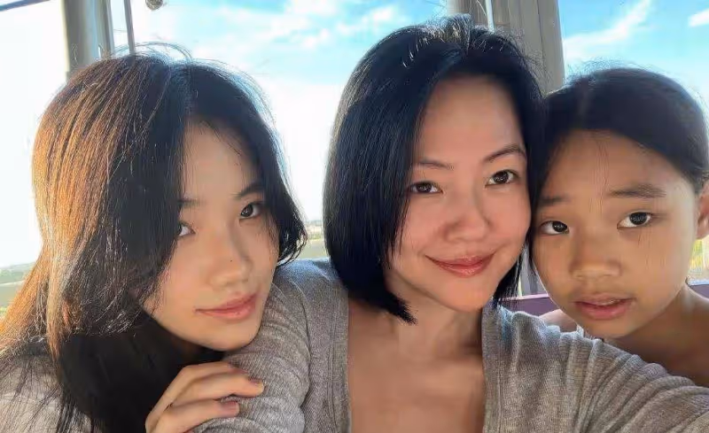 許雅鈞懶理與美女約會熱議，攜全家旅遊，二女兒身高快趕上爸爸
