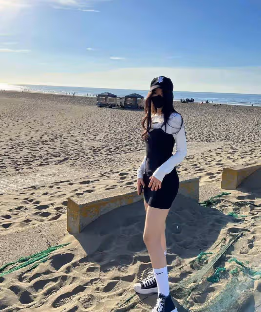許雅鈞懶理與美女約會熱議，攜全家旅遊，二女兒身高快趕上爸爸