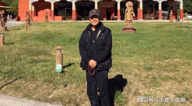 到寺廟修行21天，李連杰手拿佛珠腳穿布鞋，網友猜測他或遇到事了