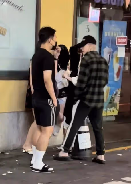韓男團成員當眾在馬路邊上向女生借火點菸?!
