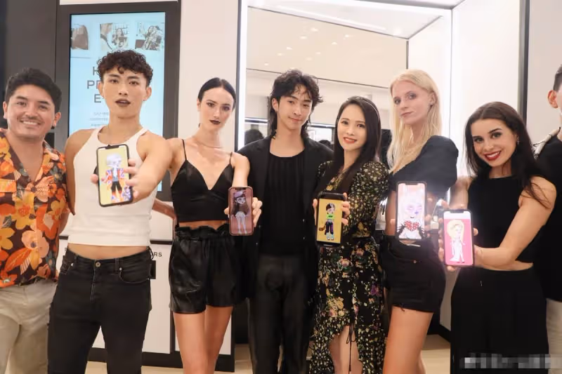 伊能靜兒子風格突變！穿一身黑西裝高顏值吸睛，母子同框像姐弟，大讚哈利是自己的驕傲