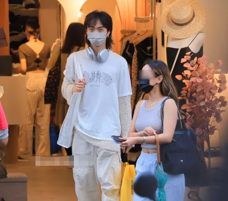 伊能靜兒子風格突變！穿一身黑西裝高顏值吸睛，母子同框像姐弟，大讚哈利是自己的驕傲
