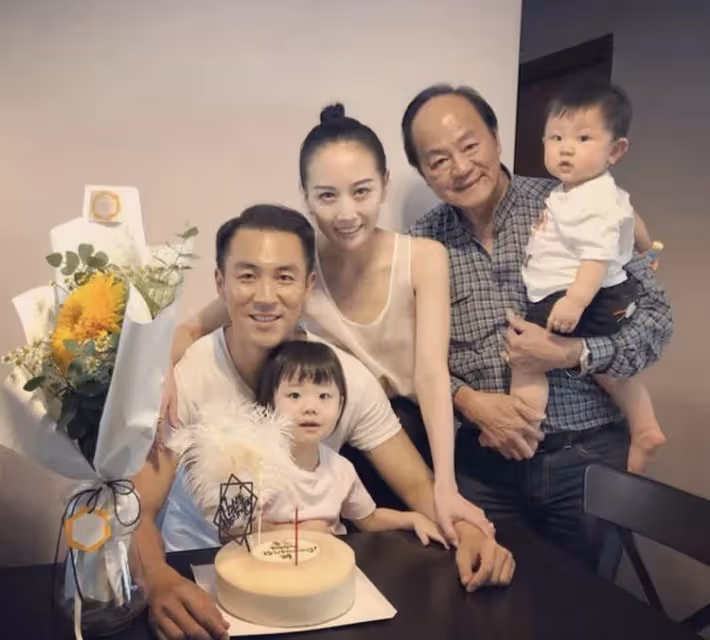 狄龍全家近況曝光「兒子譚俊彥氣質出衆」孫女譚晴酷似爺爺「祖孫三代如複製粘貼」一家六口其樂融融