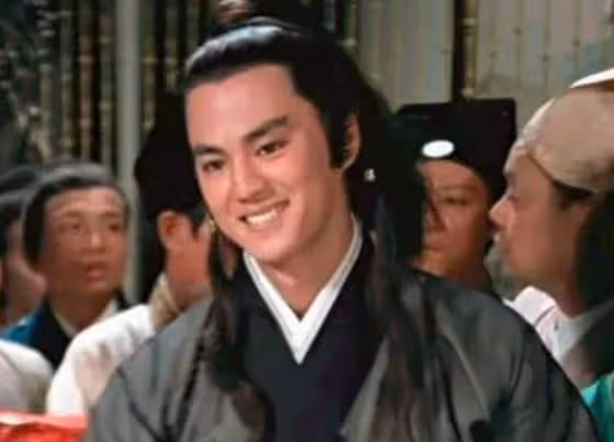 狄龍全家近況曝光「兒子譚俊彥氣質出衆」孫女譚晴酷似爺爺「祖孫三代如複製粘貼」一家六口其樂融融