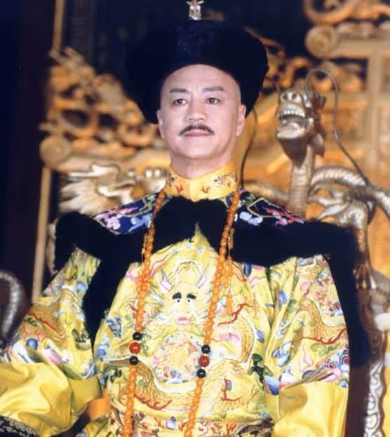狄龍全家近況曝光「兒子譚俊彥氣質出衆」孫女譚晴酷似爺爺「祖孫三代如複製粘貼」一家六口其樂融融