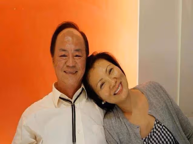 狄龍全家近況曝光「兒子譚俊彥氣質出衆」孫女譚晴酷似爺爺「祖孫三代如複製粘貼」一家六口其樂融融