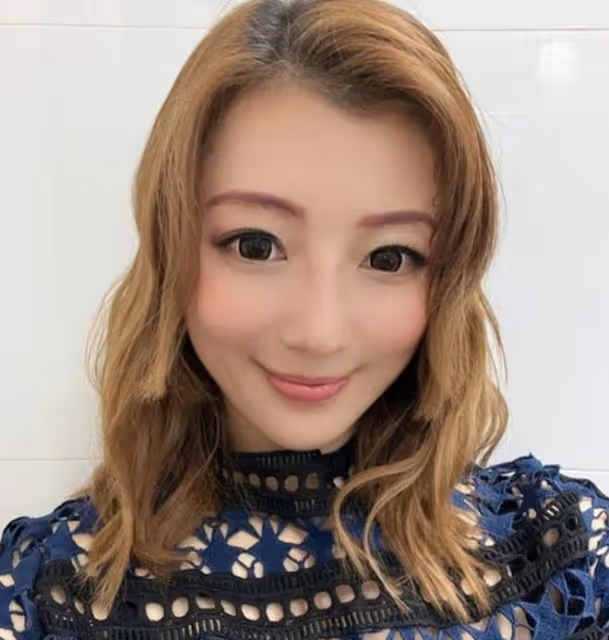 36歲女星轉行賣房子!裹浴巾介紹豪宅惹爭議,網友批評其有失專業
