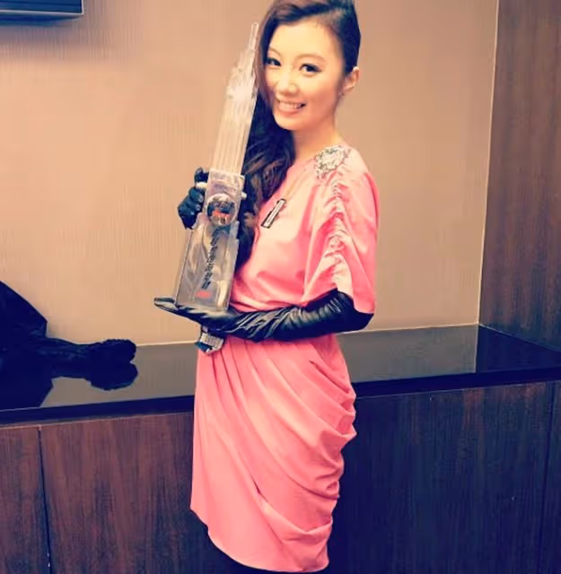 36歲女星轉行賣房子!裹浴巾介紹豪宅惹爭議,網友批評其有失專業