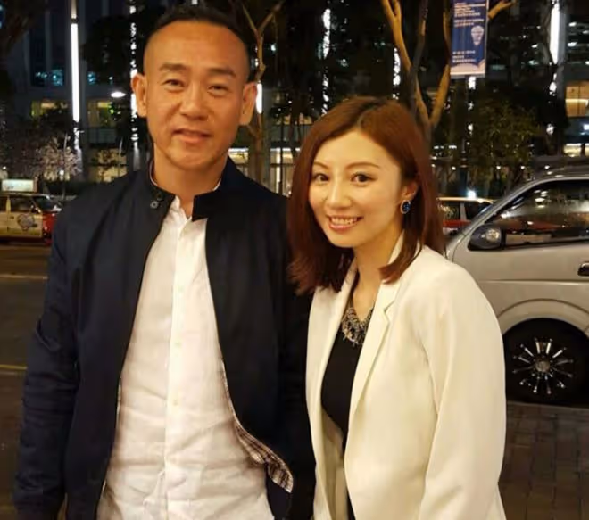 36歲女星轉行賣房子!裹浴巾介紹豪宅惹爭議,網友批評其有失專業
